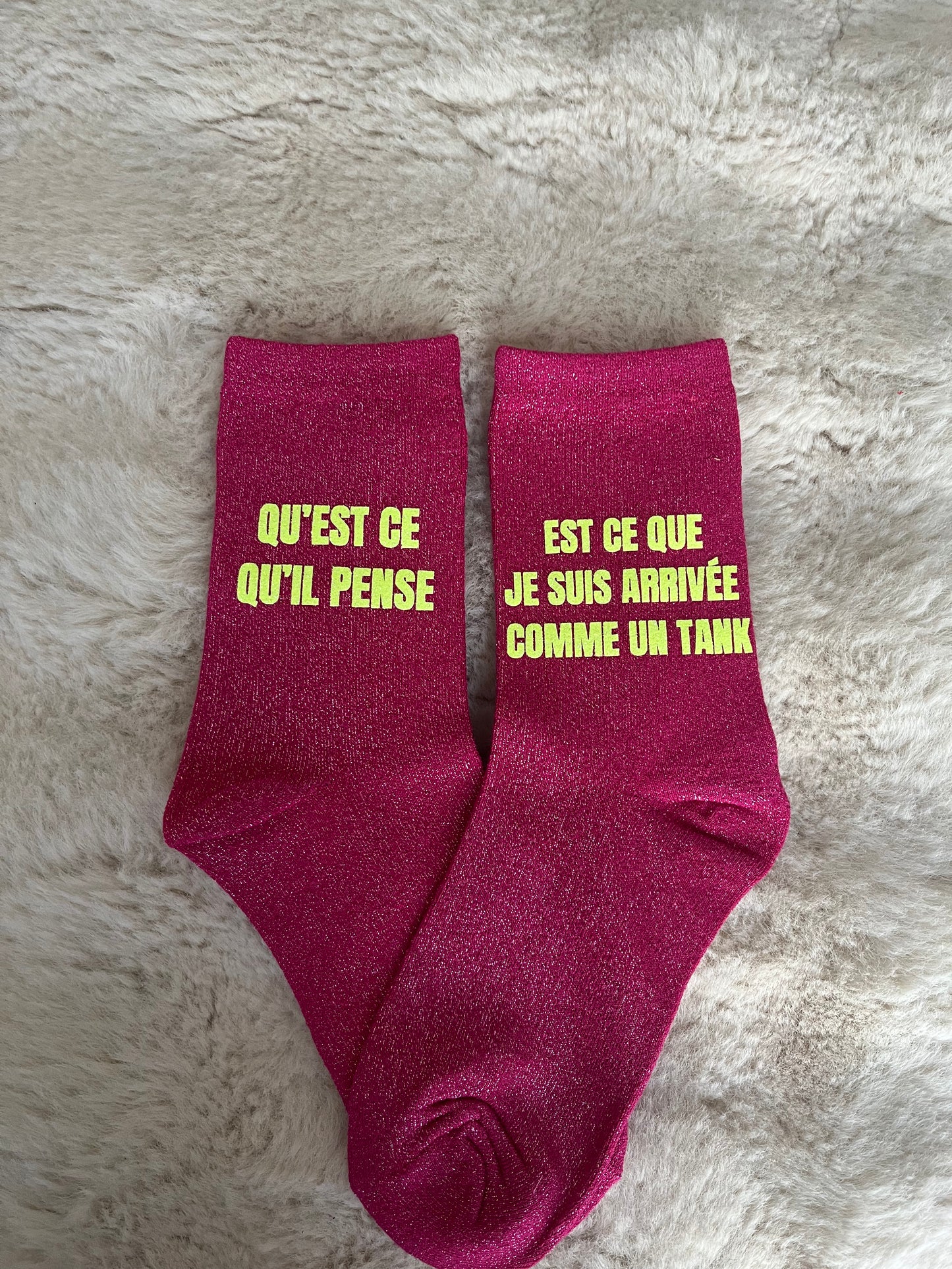 PRECOMMANDE Chaussettes à paillettes " QU'EST CE QU'IL PENSE " jaune fluo